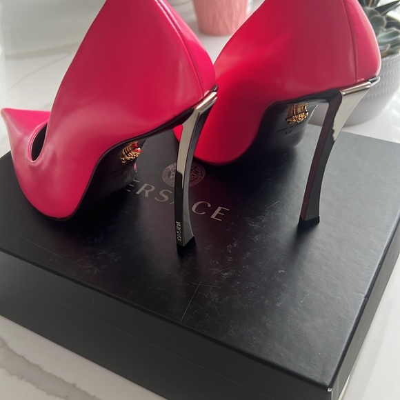 VERSACE
Pumps
10 (US) - Coral - Picture 2 of 6